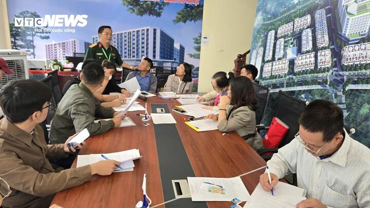 Chủ đầu tư hướng dẫn người dân khai và sắp xếp hồ sơ để nộp.