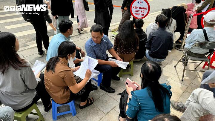 Nhiều người dân thức thâu đêm chờ nộp hồ sơ.