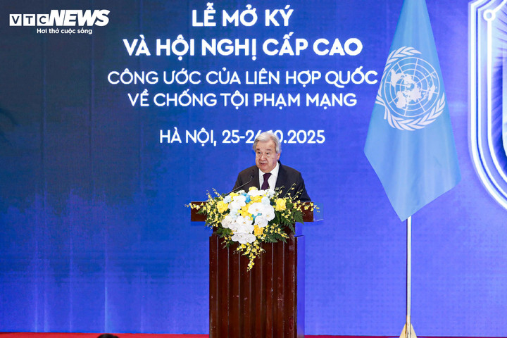 Tổng Thư ký Liên Hợp Quốc António Guterres trả lời báo chí tại buổi họp báo Lễ mở ký Công ước Liên hợp quốc về chống tội phạm mạng. (Ảnh: Nguyễn Minh Đức)