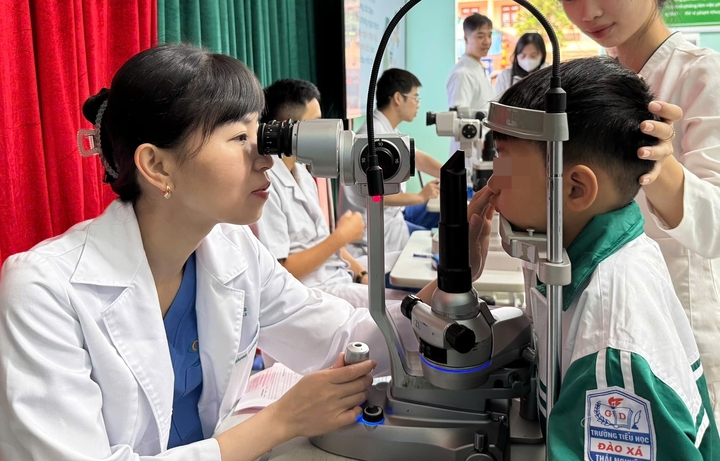 Học sinh Trường Tiểu học Đào Xá kiểm tra mắt.