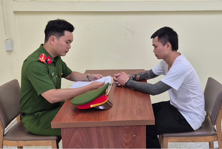 Công an làm việc với Lê Anh Điệp, chủ tài khoản TikTok “Tàng Keng Ông Trùm”. (Ảnh: CACC)