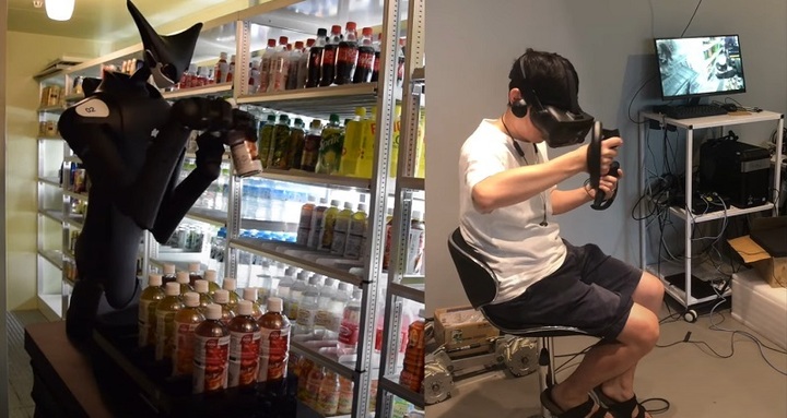 Un lucrător de la distanță sortează mărfuri pentru un magazin alimentar din Japonia. (Sursa: NextShark)