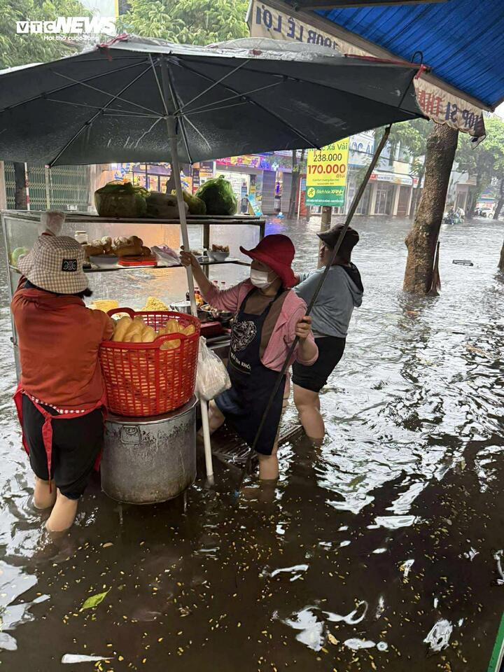Tại khu vực đường Lê Lợi, nhiều hàng quán bán giữa "biển nước".