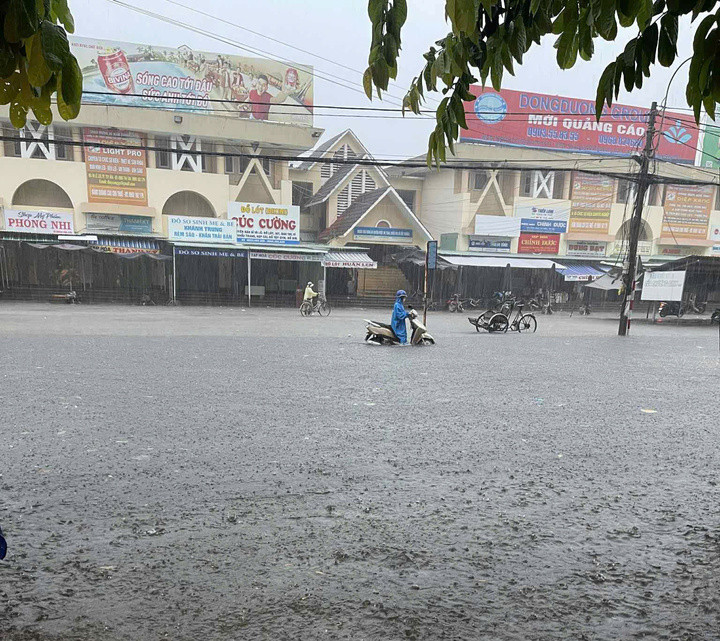 Theo người dân địa phương, khu vực này thường xuyên xảy ra ngập cục bộ khi có mưa lớn bất thường, khiến nước thoát không kịp. "Nước dâng cao từ lúc hơn 5h sáng nay, hiện vẫn chưa rút và trời vẫn đang mưa rất to nên tôi lo ngập sâu hơn" - một người dân ở phường Tuy Hoà cho biết.