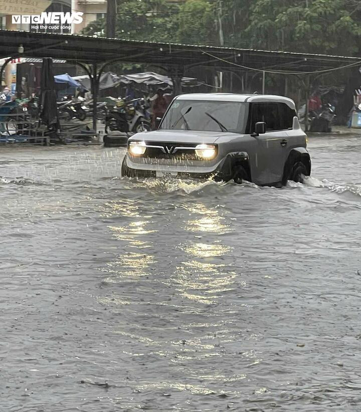 Theo Trung tâm Dự báo Khí tượng Thủy văn Quốc gia, dự báo trong ngày và đêm 25/10, khu vực từ Quảng Trị đến Quảng Ngãi và phía Đông các tỉnh Gia Lai, Đắk Lắk tiếp tục có mưa vừa, mưa to và dông; lượng mưa phổ biến 80–170mm, có nơi vượt 350 mm