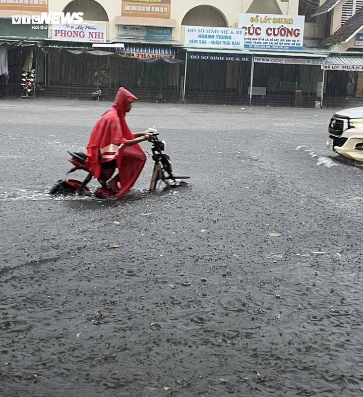 Một số trường học trên địa bàn thông báo "Học sinh nào đi đường nguy hiểm hoặc nước vào nhà thì được phép nghỉ học để đảm bảo an toàn"