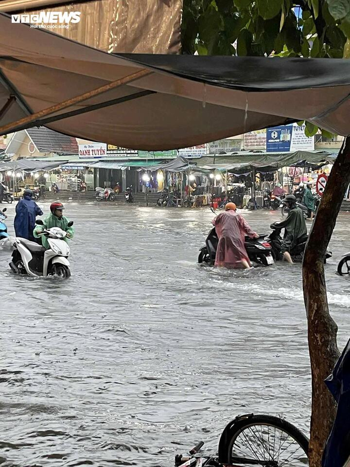 Tuyến đường này là con đường huyết mạch của phường Tuy Hoà nên lưu lượng xe qua lại đông. Một số trường học trên địa bàn thông báo "Học sinh nào đi đường nguy hiểm hoặc nước vào nhà thì được phép nghỉ học để đảm bảo an toàn"