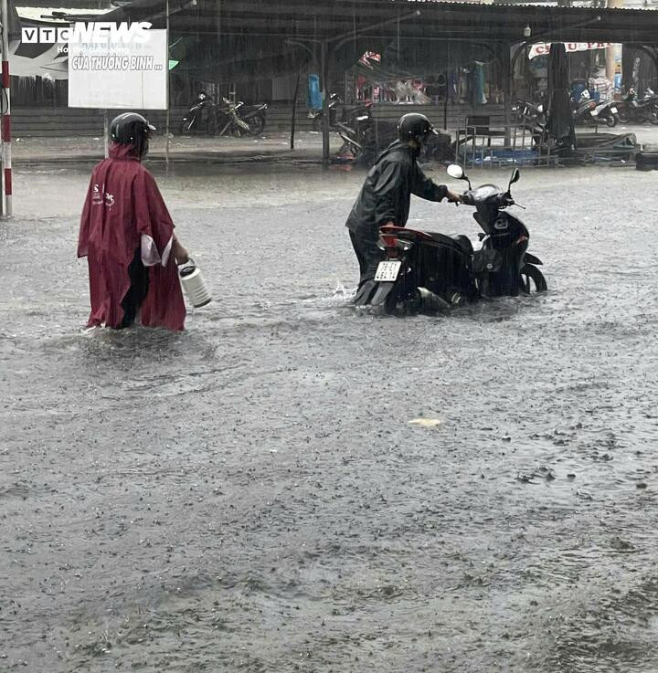 Khu vực đường Trần Hưng Đạo, gần chợ Tuy Hoà, ngập sâu hơn 50cm, nhiều xe máy bị ngập nước, chết máy giữa đường.