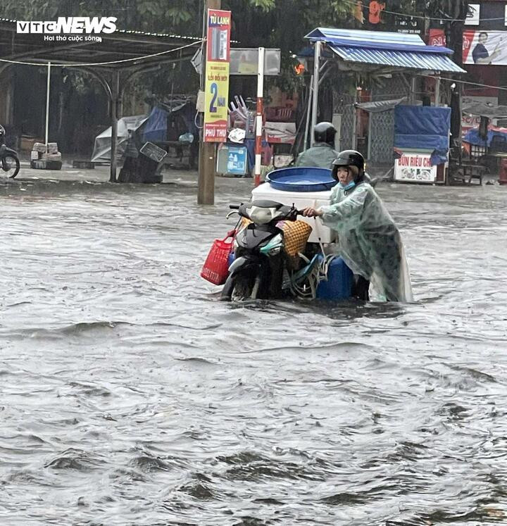 Sáng 25/10, sau hơn 5 tiếng mưa nặng hạt, nhiều tuyến đường ở phường Tuy Hoà (tỉnh Đắk Lắk ) ngập sâu, có nơi hơn 50 cm.