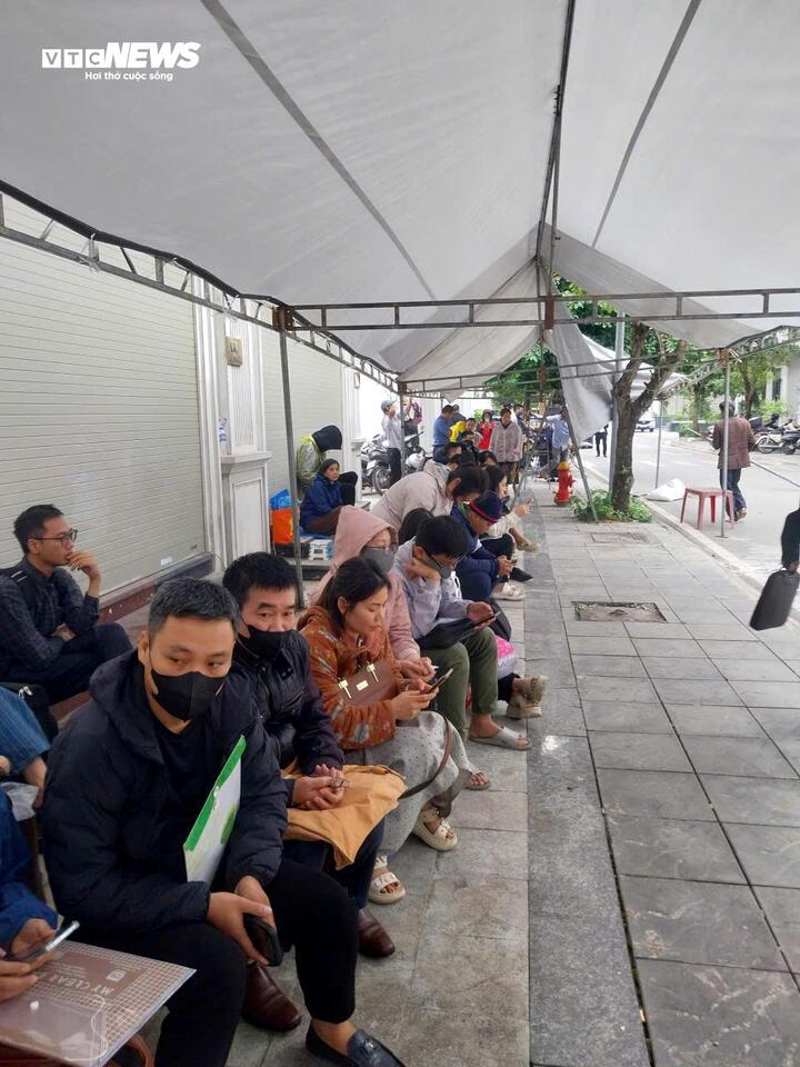 Chủ đầu tư dựng nhà bạt để người dân có chỗ ngồi tránh mưa nắng.