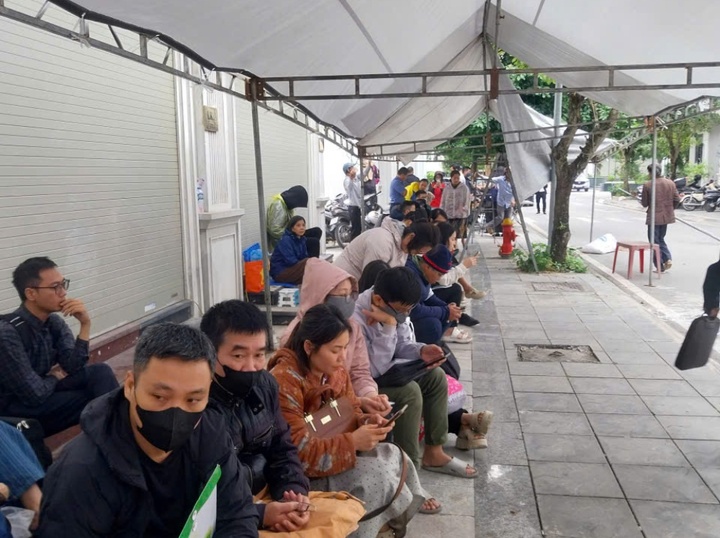 Nhà ở xã hội Đông Anh: Chủ đầu tư dựng nhà bạt cho dân xếp hàng nộp hồ sơ