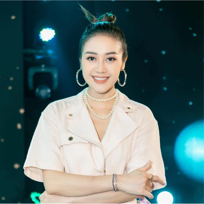 MC Phí Linh.