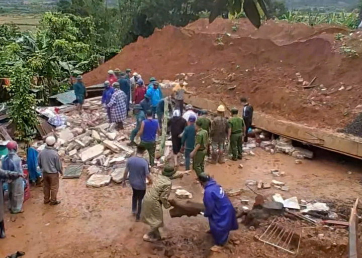 Lực lượng chức năng và người dân tìm kiếm, đưa các nạn nhân ra khỏi đống đổ nát.