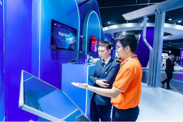 Khách trải nghiệm công nghệ của FPT tại Triển lãm trong khuôn khổ Lễ mở ký Công ước Hà Nội.