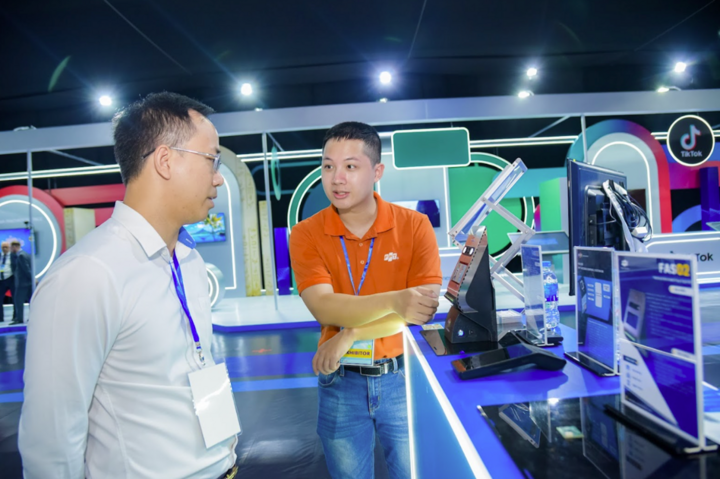 Khách tham quan nghe giới thiệu về dòng chip quản lý nguồn (FPT Access Control System) sử dụng trong các máy xác thực Căn cước công dân.