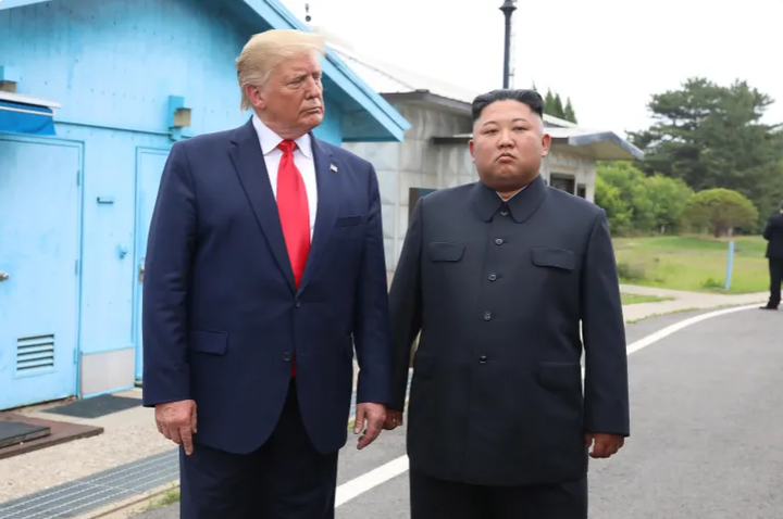 Nhà lãnh đạo Triều Tiên Kim Jong-un và Tổng thống Mỹ Donald Trump đã gặp nhau bên trong Khu phi quân sự (DMZ) ngăn cách Hàn Quốc và Triều Tiên vào ngày 30/6/2019, tại Bàn Môn Điếm, Hàn Quốc. Ảnh: Getty Images