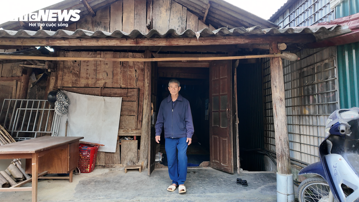 Căn nhà gỗ tạm bợ của gia đình ông Cháng Kim Sinh.