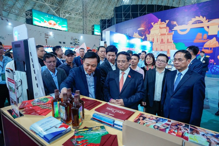 Thủ tướng Phạm Minh Chính kiểm tra công tác chuẩn bị Hội chợ mùa Thu lần thứ nhất 2025 trước giờ khai mạc.
