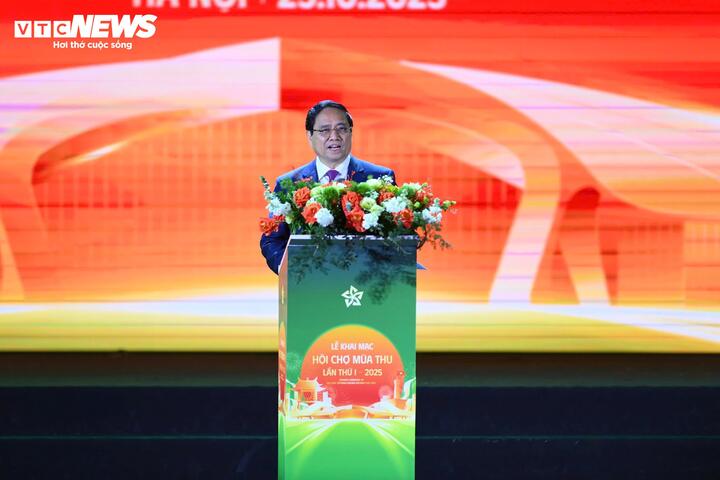 Thủ tướng Phạm Minh Chính phát biểu tại Lễ khai mạc Hội chợ Mùa Thu lần thứ nhất - năm 2025. (Ảnh: Viên Minh)