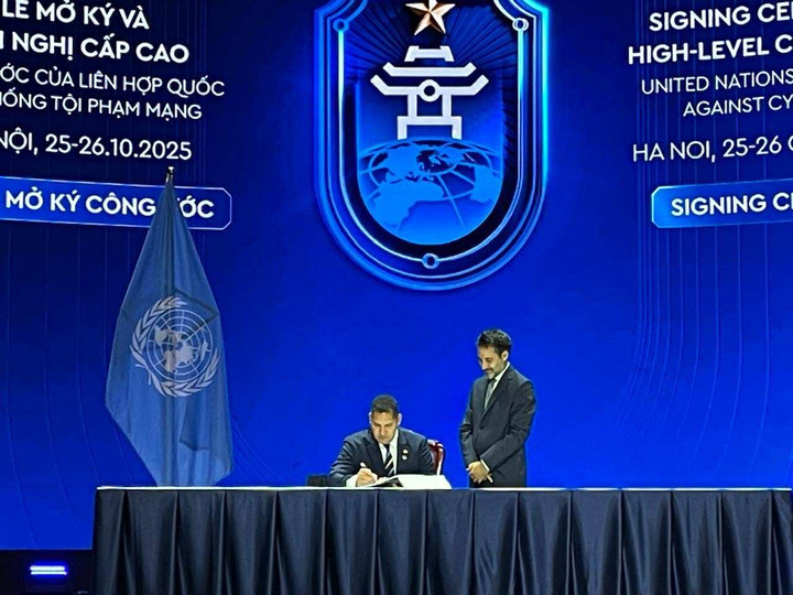 Đại sứ Thụy Điển Johan Ndisi đại diện Thụy Điển tham gia ký kết.