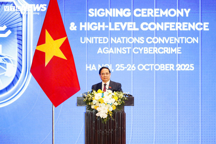Thủ tướng Phạm Minh Chính phát biểu tại buổi họp báo Lễ mở ký Công ước Liên hợp quốc về chống tội phạm mạng. (Ảnh: Minh Đức)