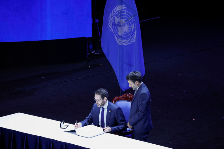 Đại sứ Anh Iain Frew đại diện Vương quốc Anh tham gia ký kết.