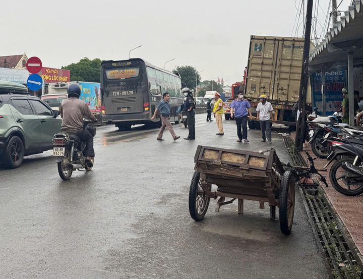 Xe container va chạm với xe lôi tự chế.