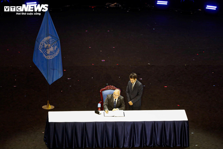 Sau Phiên khai mạc, Chủ tịch nước Lương Cường và Tổng Thư ký Liên hợp quốc chứng kiến đại diện được ủy quyền của gần 70 quốc gia ký Công ước.