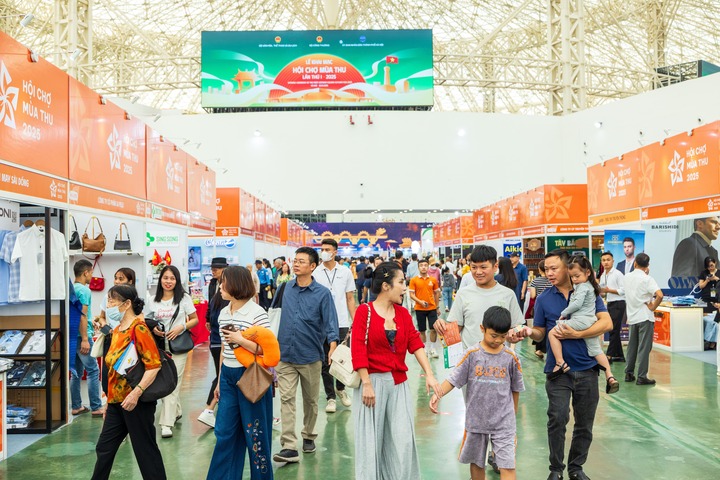 Khu mua sắm với không khí nhộn nhịp.