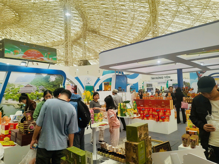 Nhiều người dân quan tâm đến tham quan, mua sắm tại Hội chợ mùa Thu 2025.