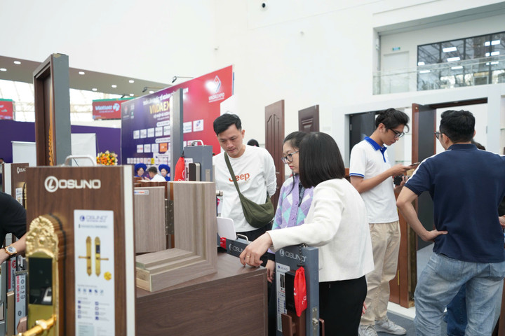 Khách tham quan triển lãm trong sáng 26/10.