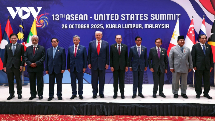 Lãnh đạo các nước ASEAN và Tổng thống Donald Trump chụp ảnh chung.
