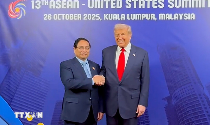 Thủ tướng Phạm Minh Chính gặp Tổng thống Mỹ Donald Trump tại Hội nghị Cấp cao ASEAN - Mỹ lần thứ 13. (Ảnh: TTXVN)