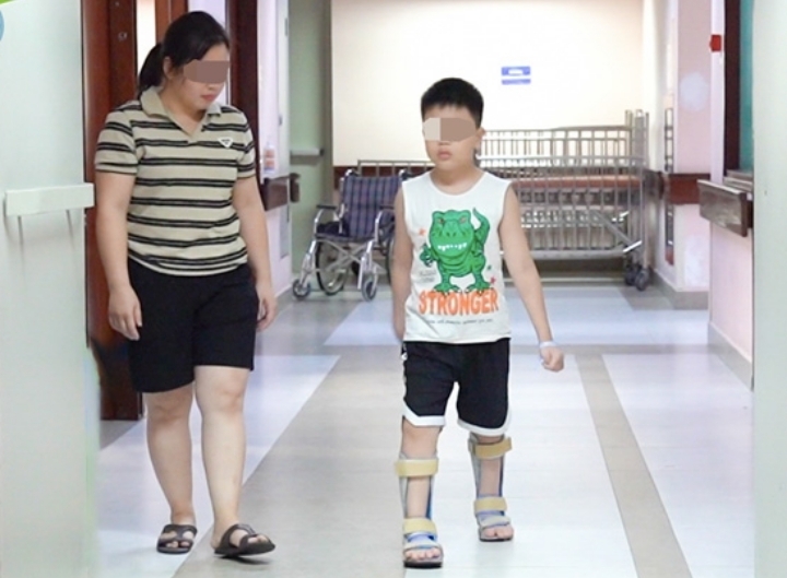 Bé trai bại não có thể tự bước đi sau ca phẫu thuật chưa từng có ở Việt Nam.