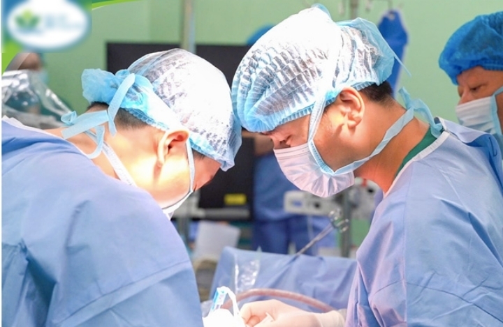 Bác sĩ phẫu thuật cho bệnh nhi bại não.