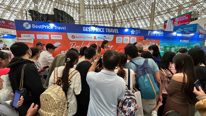Các gian hàng du lịch trở thành “điểm nóng” tại Hội chợ mùa Thu lần thứ nhất - 2025.