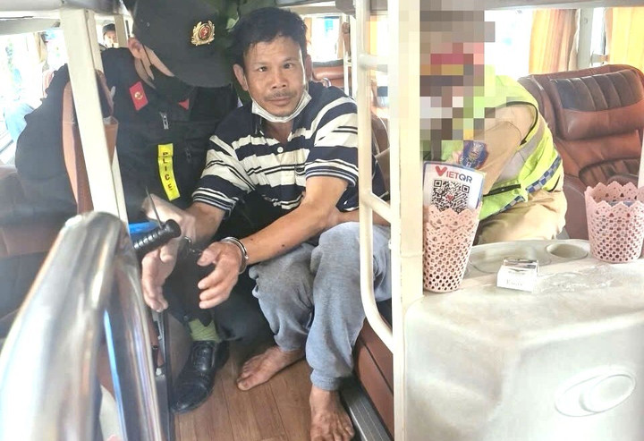 Mai Xuân Tùng bị bắt giữ trên xe khách.