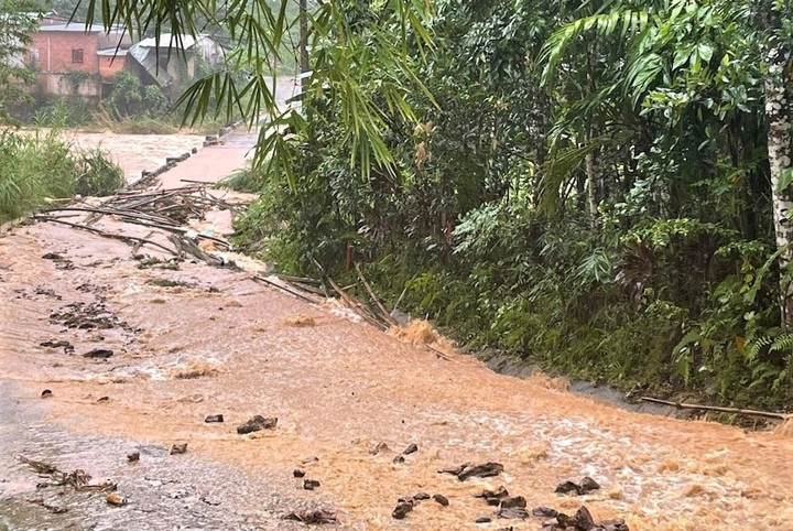 Cầu lên Trà Don (xã Nam Trà My, TP Đà Nẵng) bị ngập do nước lũ tràn về. (Ảnh: N.X)