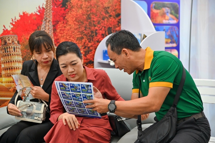 Giới thiệu các sản phẩm ưu đãi tới du khách.