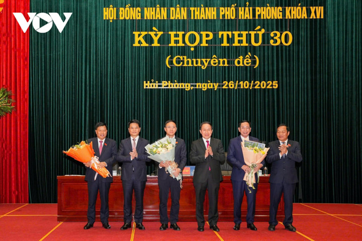 Ông Lê Tiến Châu, Bí thư Thành uỷ Hải Phòng; ông Lê Ngọc Châu, Chủ tịch UBND TP Hải Phòng và ông Lê Văn Hiệu, Chủ tịch HĐND TP Hải Phòng chúc mừng các tân Phó Chủ tịch HĐND và Phó Chủ tịch UBND thành phố.