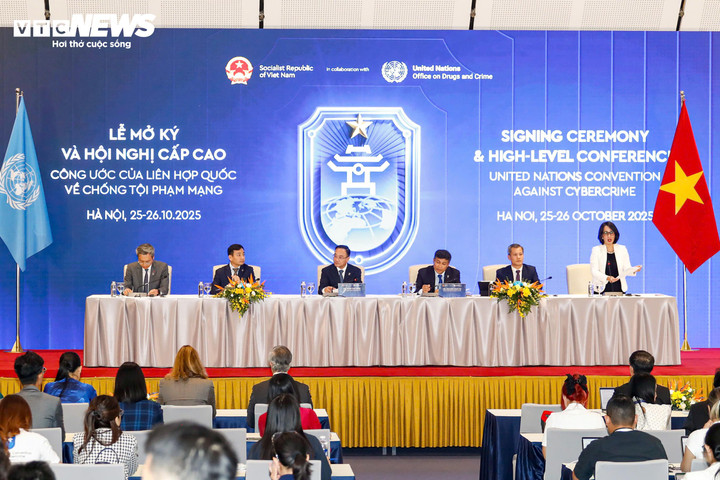 Toàn cảnh họp báo.