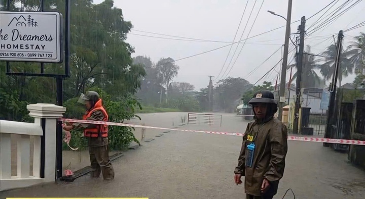 Nhiều tuyến đường đô thị ở Huế bị ngập cục bộ, nước vẫn đang tiếp tục dâng, lực lượng chức năng căng dây cảnh báo.