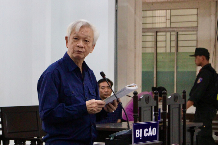 Cựu Chủ tịch tỉnh Khánh Hòa Nguyễn Chiến Thắng hầu toà trong vụ án Mường Thanh Viễn Triều. (Ảnh: Tienphong)