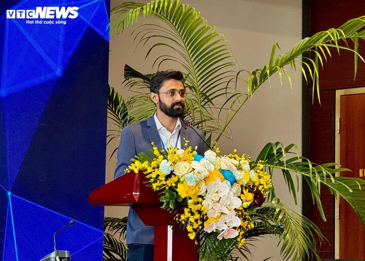 Ông Rushi Mehta, nhà nghiên cứu an ninh mạng và tội phạm có tổ chức tại Trung tâm I4C, Bộ Nội vụ Ấn Độ, phát biểu tại phiên toạ đàm bên lề Lễ mở ký Công ước Hà Nội. (Ảnh: Diễm Châu)