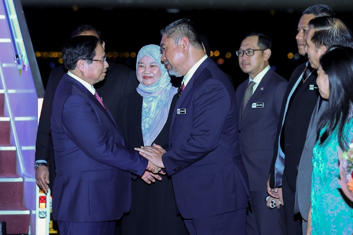 Đón Thủ tướng Phạm Minh Chính và Đoàn đại biểu Việt Nam tại sân bay quốc tế Kuala Lumpur, về phía Malaysia có Bộ trưởng Bộ Giáo dục Malaysia Fadhlina Sidek; Đại sứ Malaysia tại Việt Nam Dato' Tan Yang Thai; Cục trưởng Cục Lễ tân, Bộ Ngoại giao Malaysia; đại diện Văn phòng Thủ tướng. (Ảnh: VGP/Nhật Bắc)