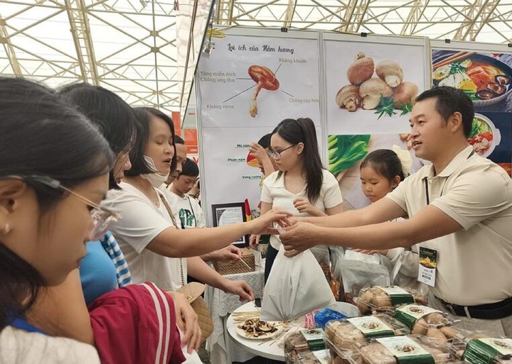 Khách hàng trải nghiệm mua sắm tại gian hàng Công ty TNHH Sản xuất nấm ăn, nấm dược liệu Mù Cang Chải.