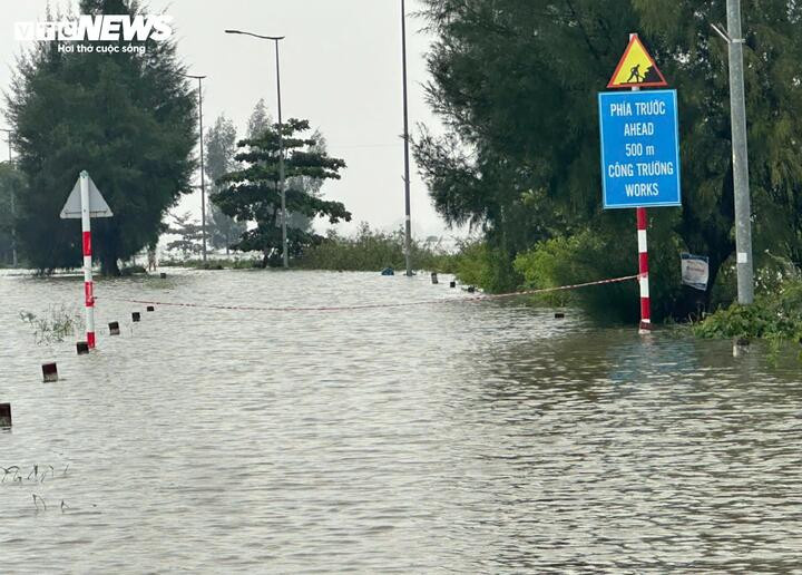 Nhiều tuyến đường quốc lộ, tỉnh lộ và một số địa phương vùng thấp trũng ở TP Huế vẫn ngập sâu nhiều ngày qua.