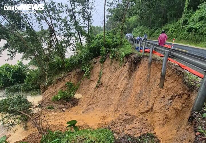 Sạt lở nghiêm trọng trên tuyến quốc lộ 49 ven sông Hương đoạn từ Chầm đến cầu Tuần (phường Thuỷ Xuân, TP Huế)