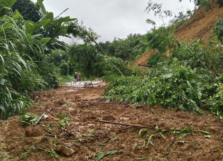 Mưa lớn khiến nhiều khu vực ở Trà Tập sạt lở.