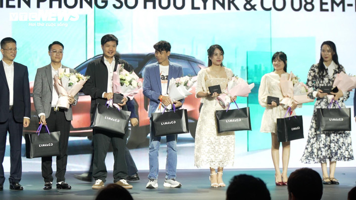 Chị Minh Huế (thứ 3 từ phải sang) cùng một số người đặt mua sớm mẫu 08. (Ảnh: Nguyễn Trung)